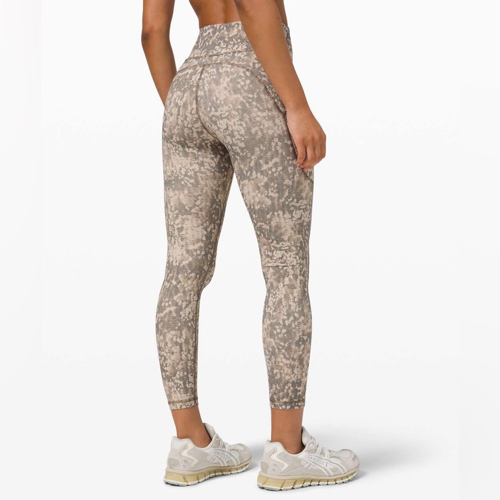 Lululemon Invigorate High-Rise Tight 25"
Gritstone White Opal Multi size 4